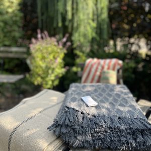 Pläd  blad, kamel och mörkgrå 130x180 cm