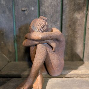 Kvinna Body Aura rost Sittande