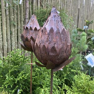 Kronärtskocka på pinne. Trädgårdsdekoration